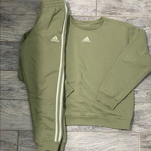 Adidas Kids Olive Green sweatsuit size YM